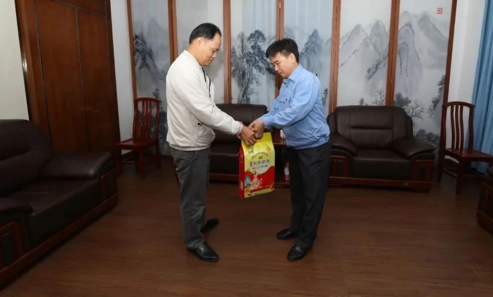 1705652659930442.jpg 海南省总工会到海南矿业开展新春慰问2.jpg