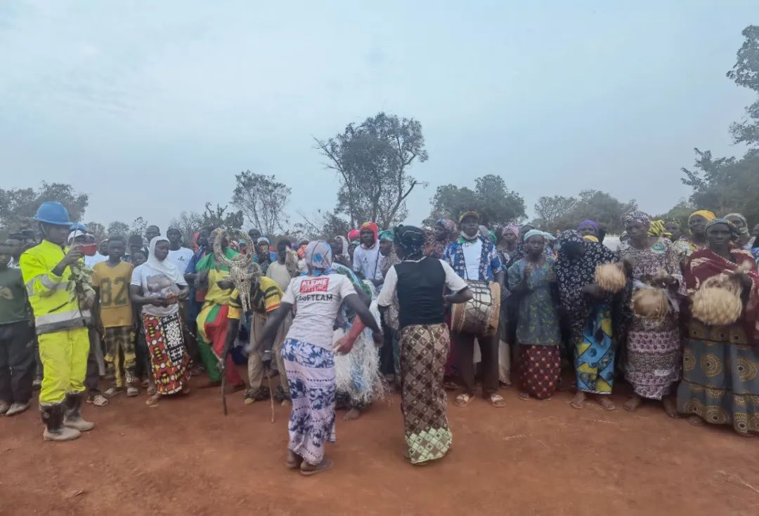 1711090989830890.jpg 捐赠拖拉机 修建储水坝 马里锂矿项目公司积极支持社区发展4.jpg