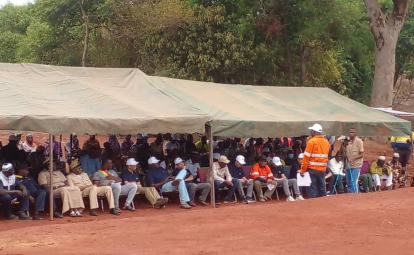 1711096285930136.png 捐赠拖拉机 修建储水坝 马里锂矿项目公司积极支持社区发展1.png