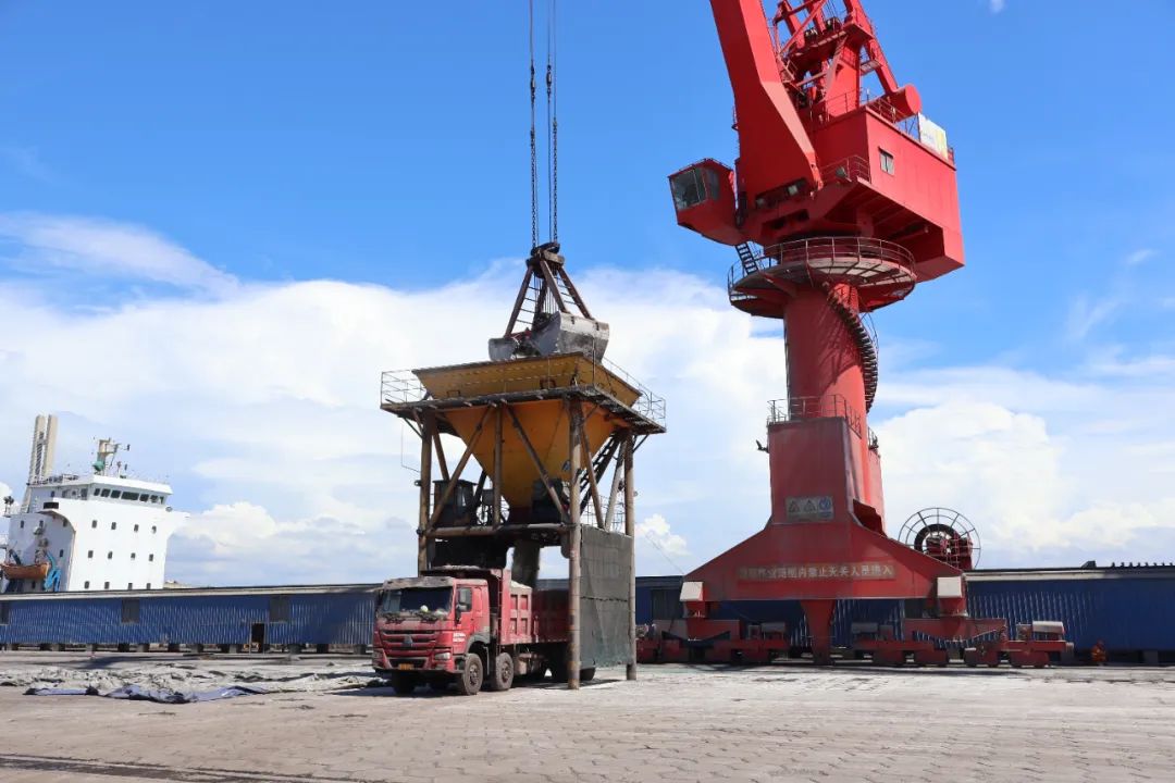 1716801799227736.jpg 锂精矿到港 回转窑点火 星之海氢氧化锂项目建设进入冲刺阶段1.jpg